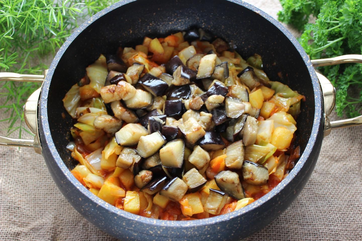 Шаг 12 приготовления Баклажан с капустой картошкой рагу