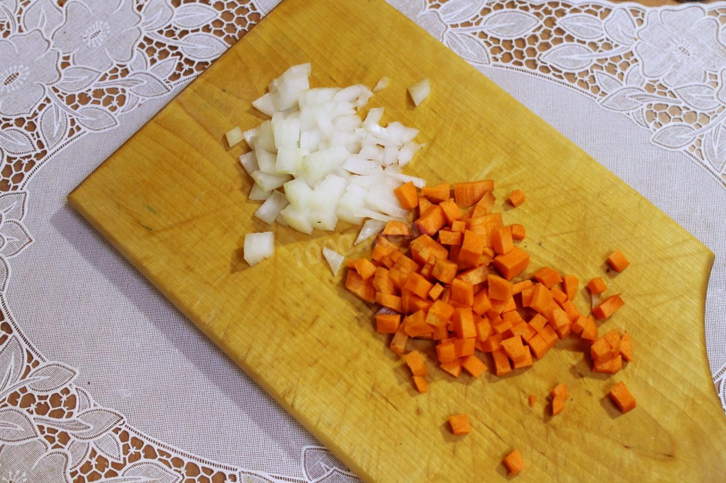 Шаг 2 приготовления Грудка в сметане на сковороде тушеная
