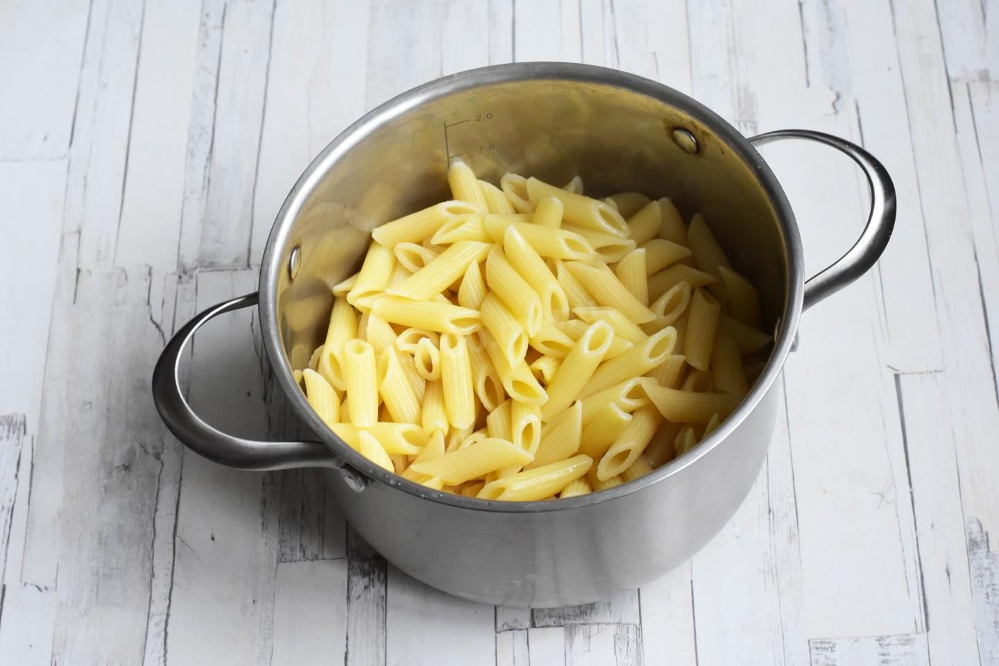 Шаг 6 приготовления Макароны с сосисками на сковороде