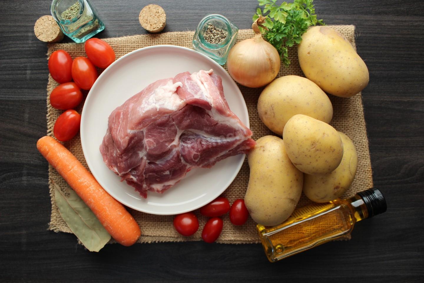 Шаг 1 приготовления Тушеная картошка с помидорами и мясом