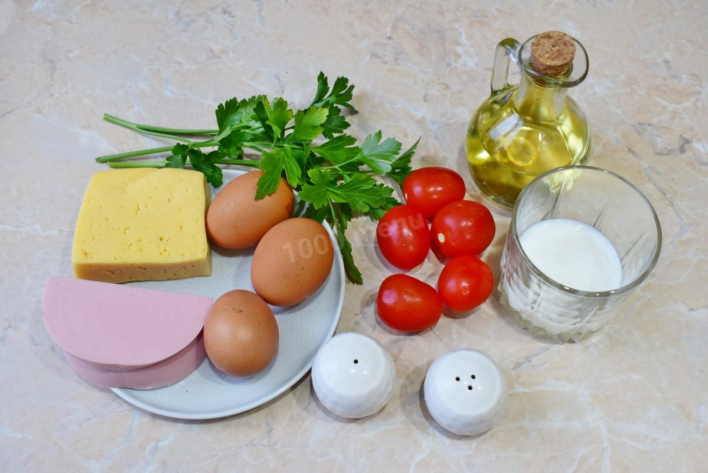 Шаг 1 приготовления Омлет на сковороде с колбасой и сыром