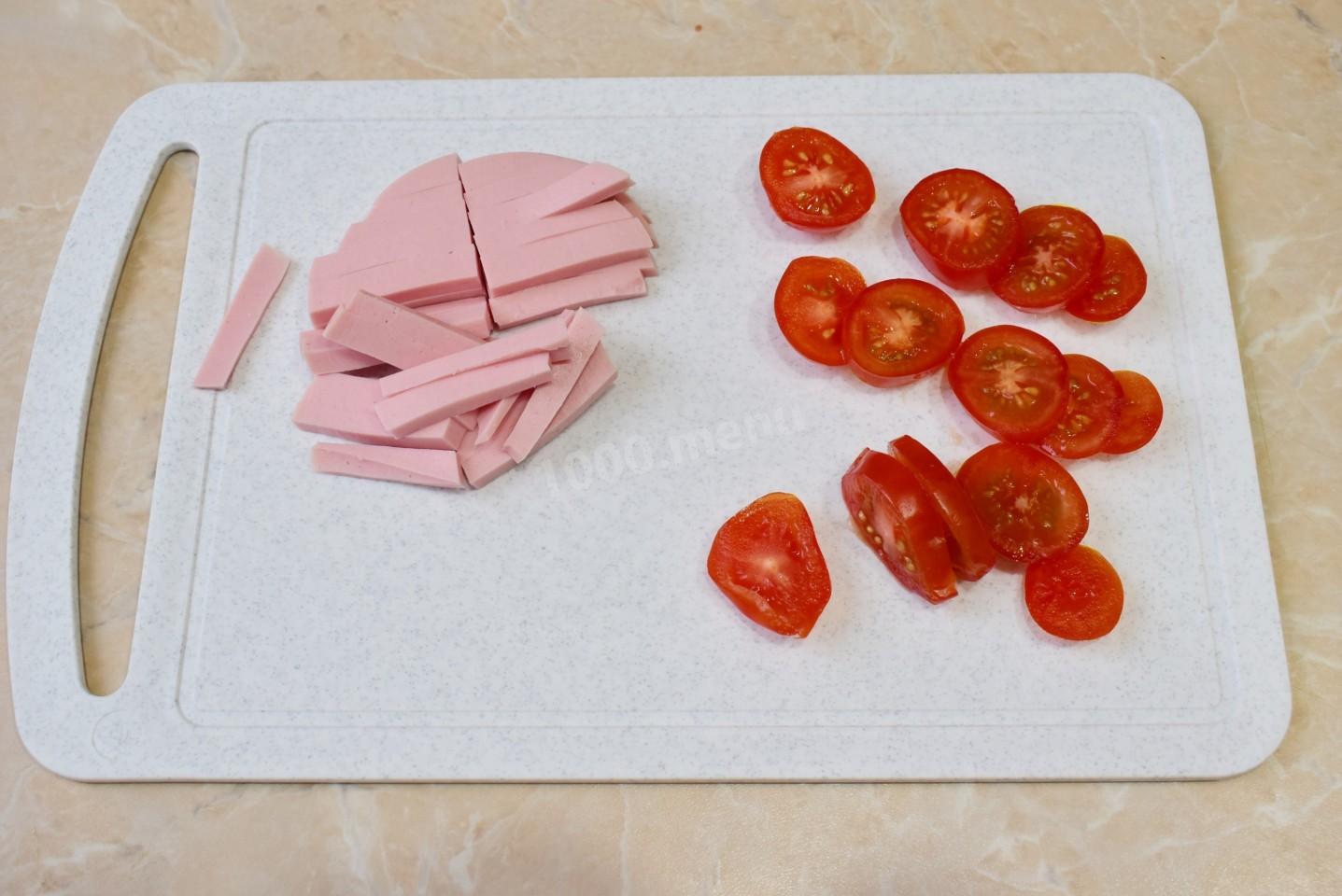 Шаг 2 приготовления Омлет на сковороде с колбасой и сыром