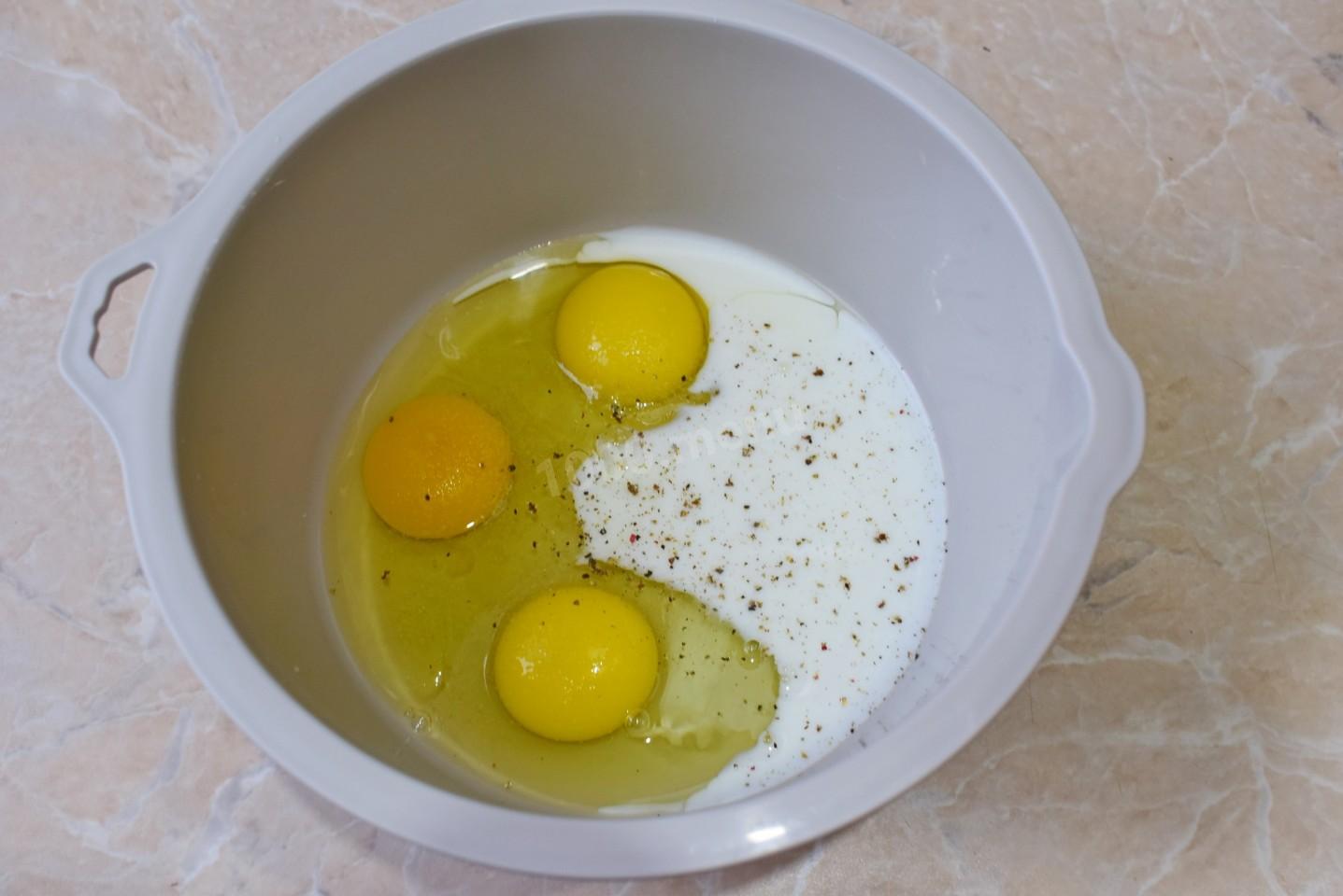 Шаг 3 приготовления Омлет на сковороде с колбасой и сыром