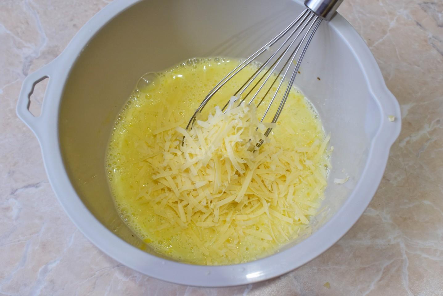 Шаг 4 приготовления Омлет на сковороде с колбасой и сыром