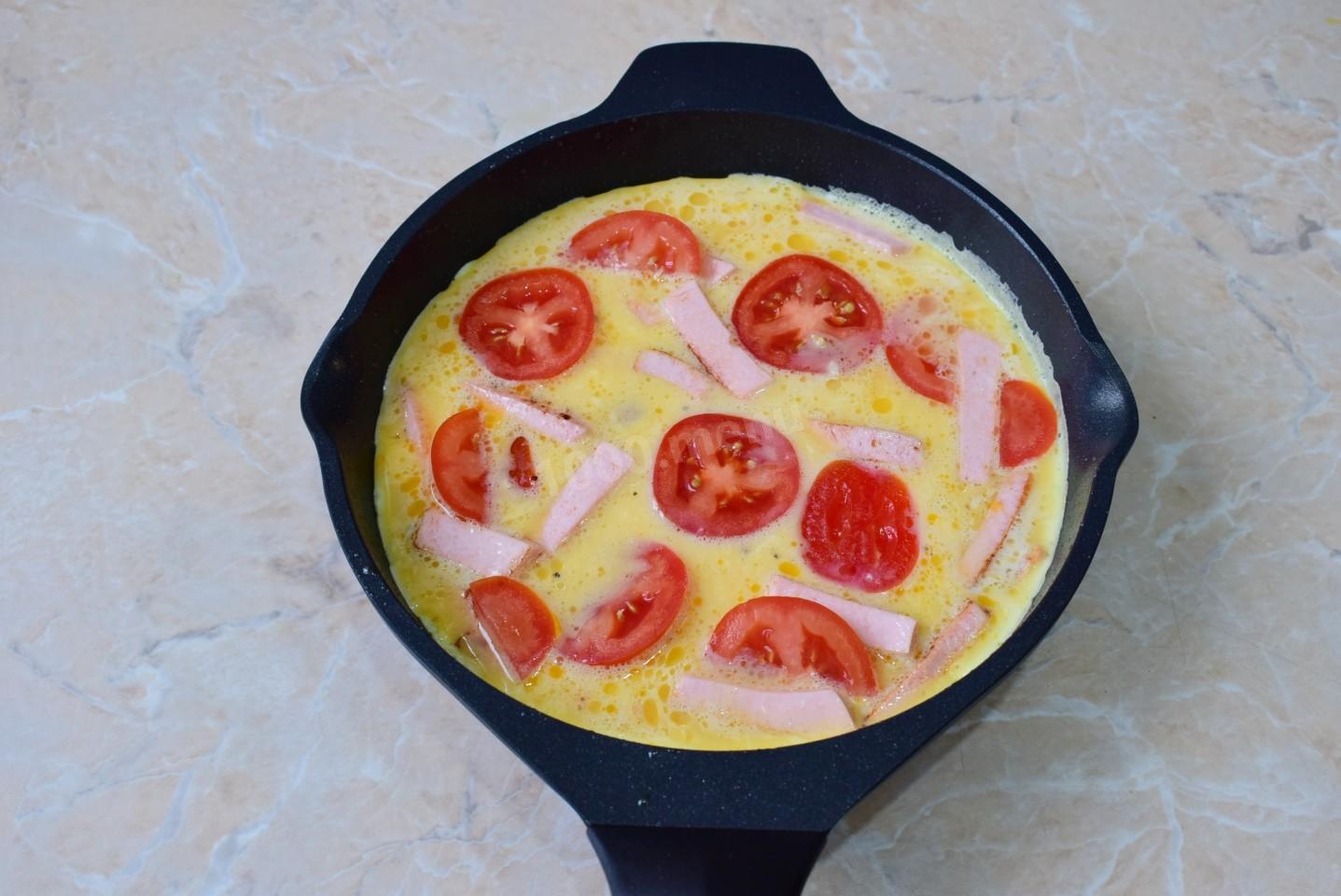 Шаг 6 приготовления Омлет на сковороде с колбасой и сыром