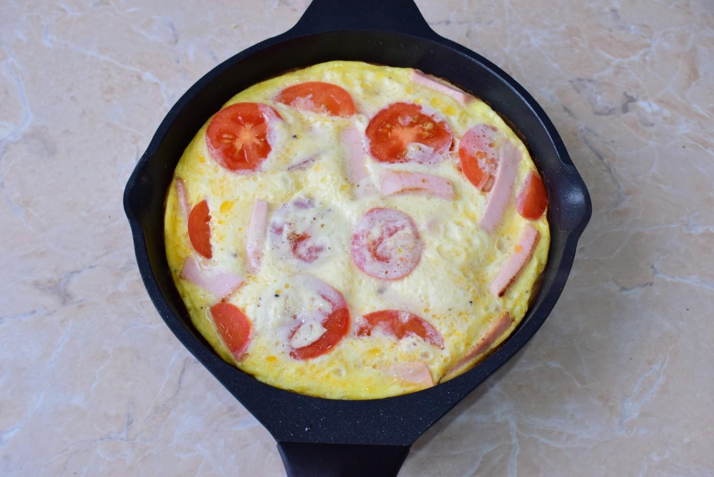 Шаг 7 приготовления Омлет на сковороде с колбасой и сыром
