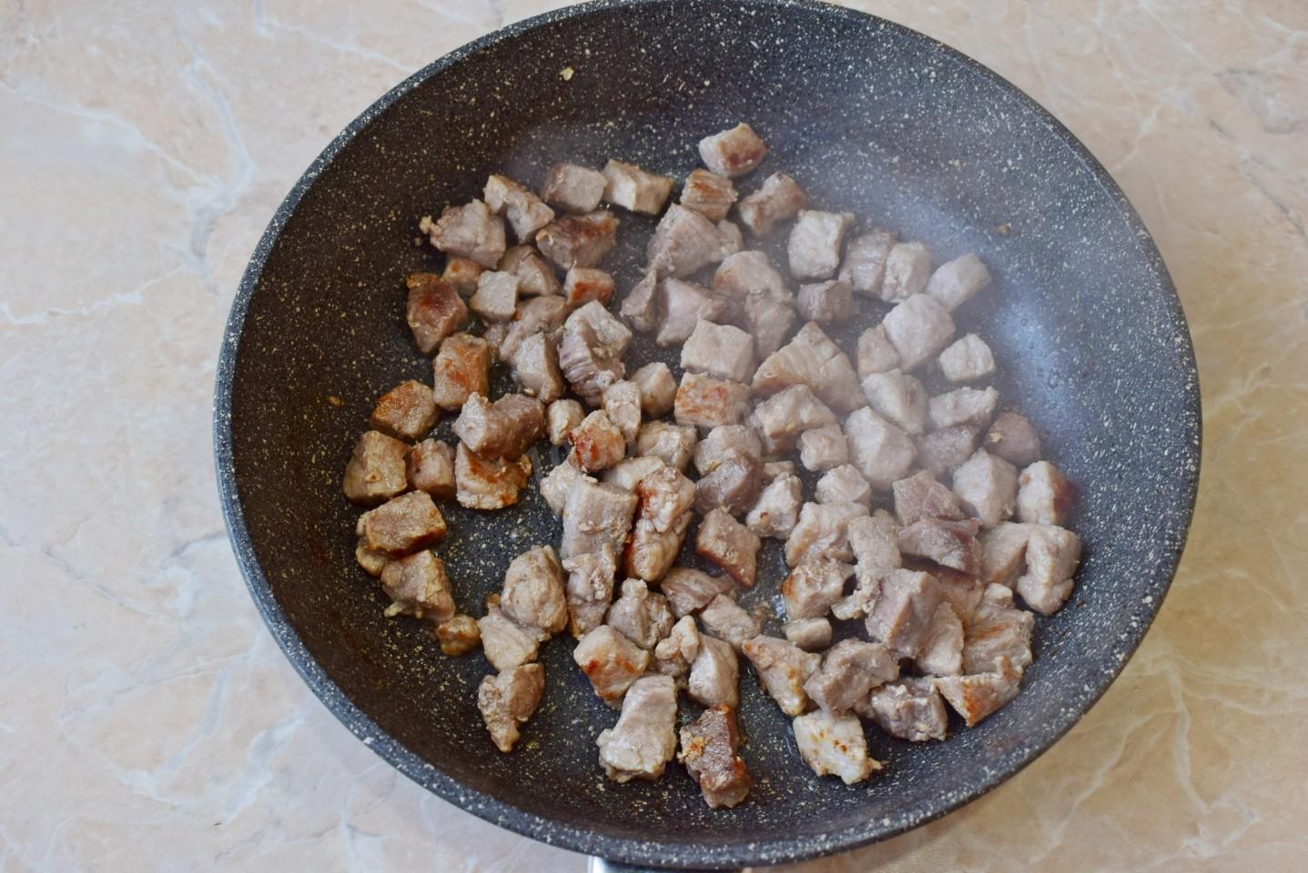 Шаг 3 приготовления Макароны с мясом сыром в духовке запеканка