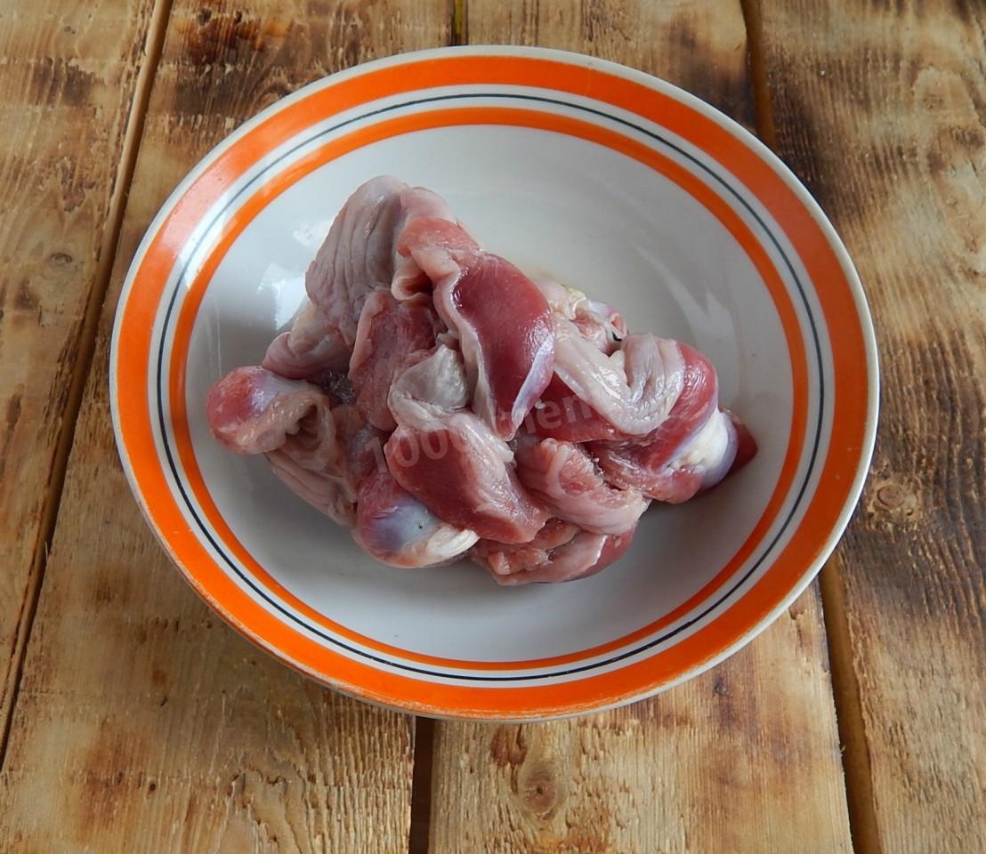 Шаг 1 приготовления Куриные желудки с картошкой тушеные