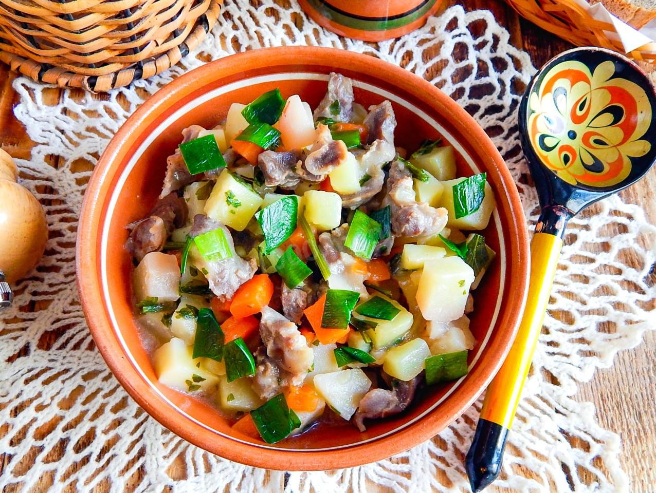 Шаг 10 приготовления Куриные желудки с картошкой тушеные