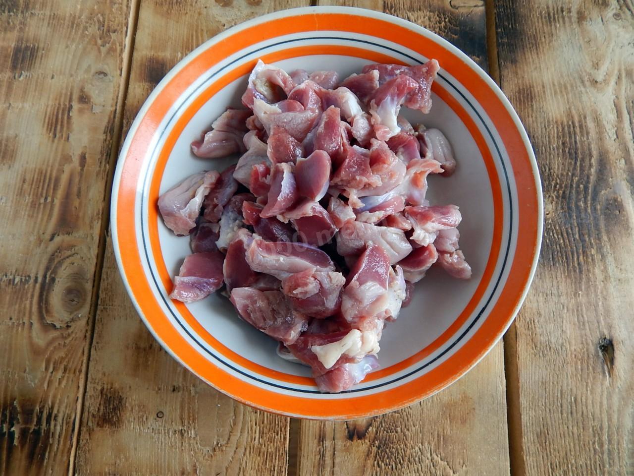 Шаг 2 приготовления Куриные желудки с картошкой тушеные