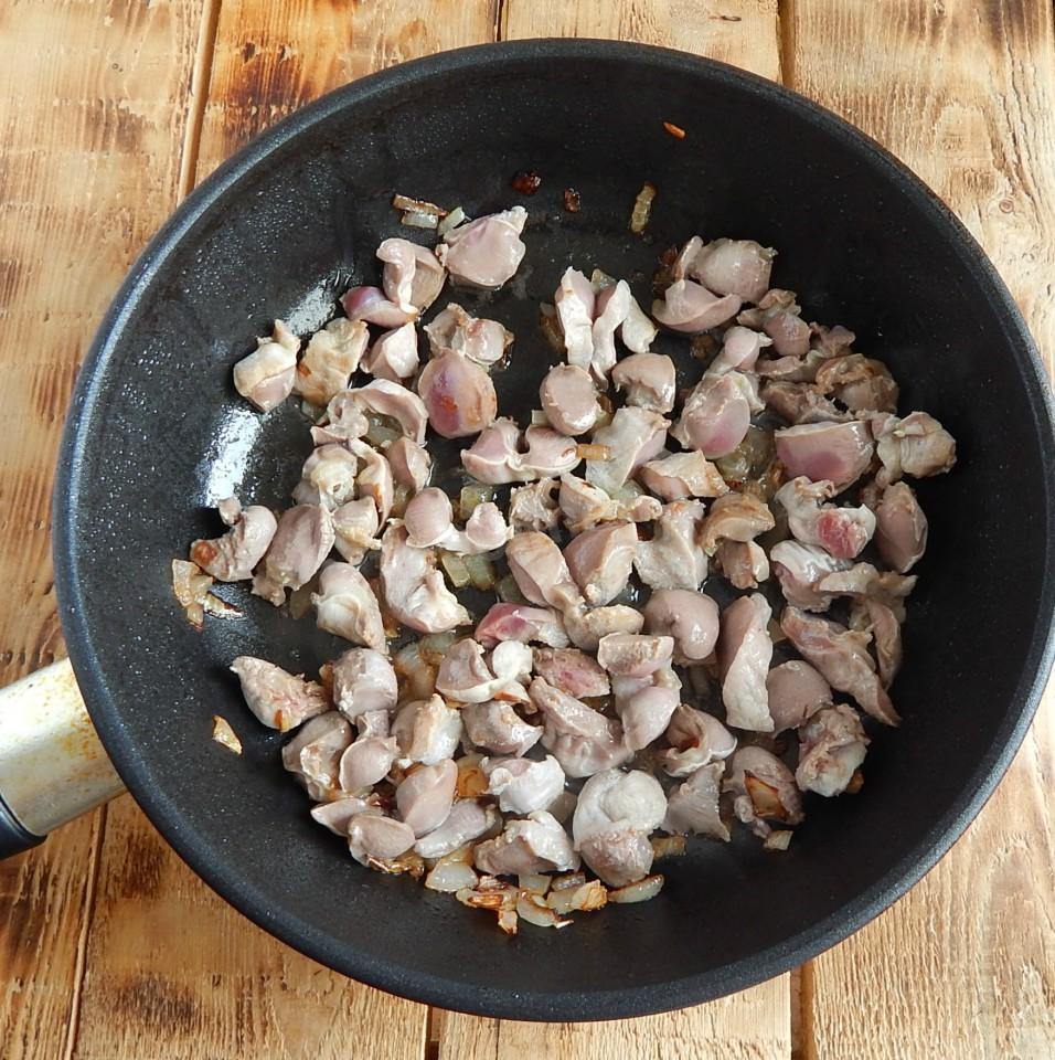 Шаг 7 приготовления Куриные желудки с картошкой тушеные