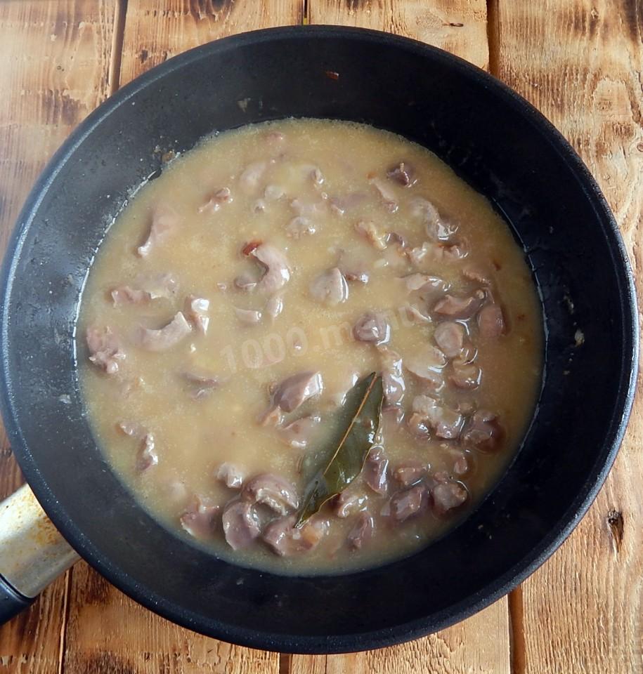 Шаг 8 приготовления Куриные желудки с картошкой тушеные