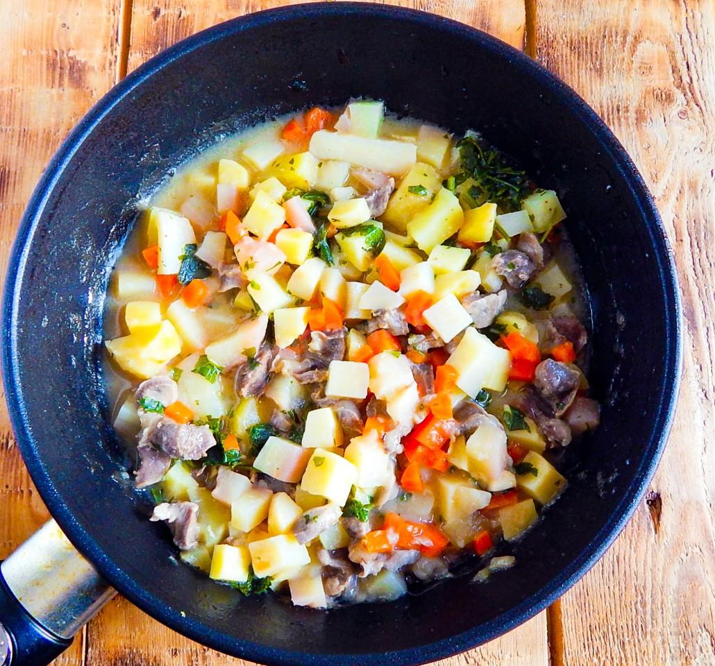 Шаг 9 приготовления Куриные желудки с картошкой тушеные
