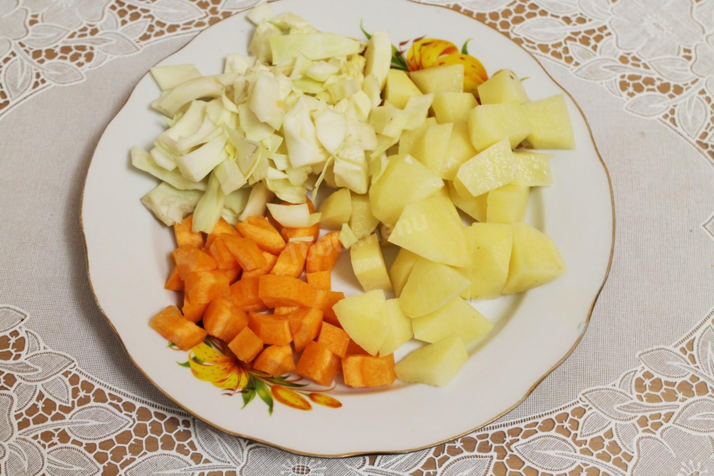 Шаг 2 приготовления Овощи с мясом в горшочках