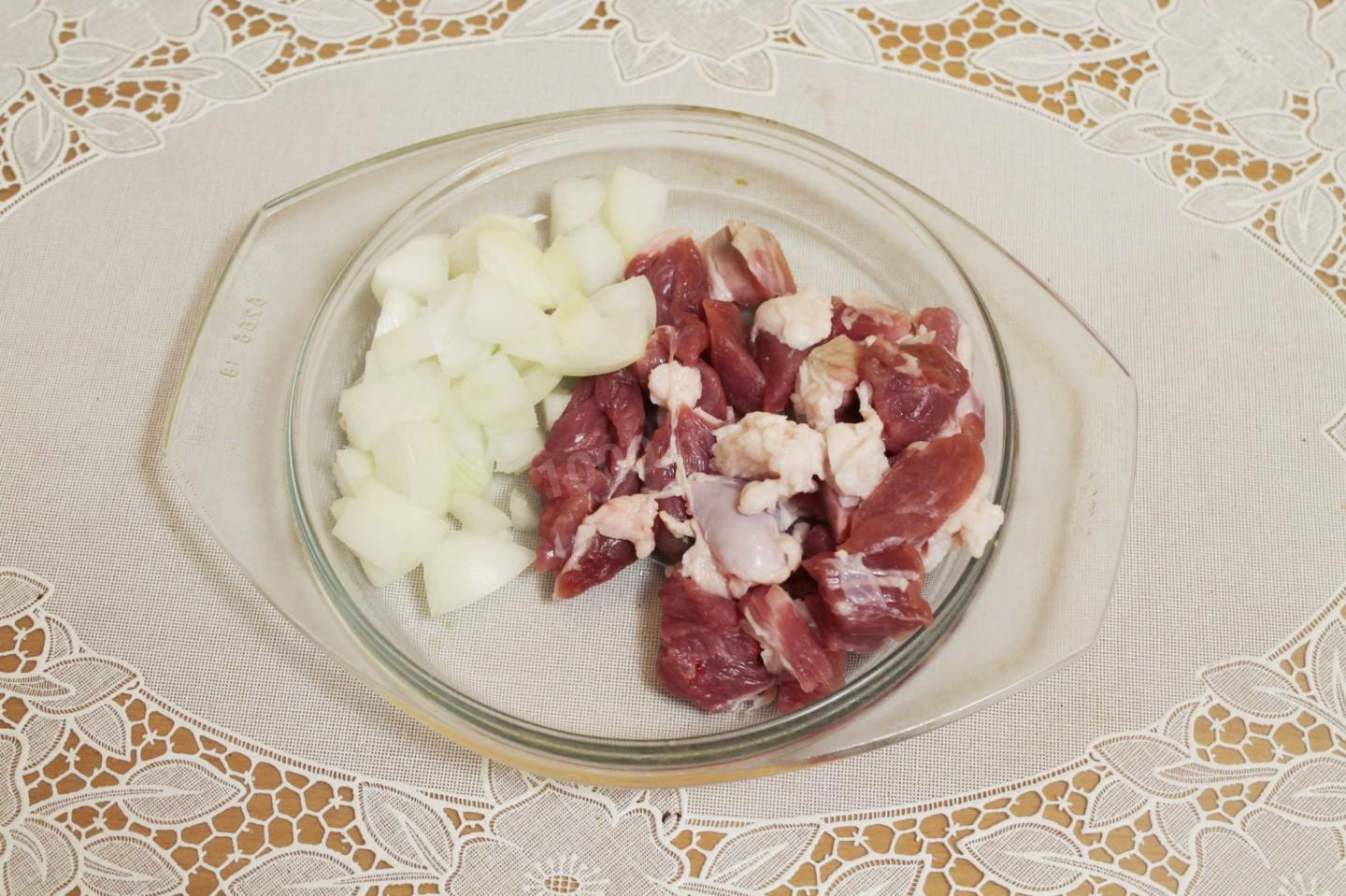 Шаг 3 приготовления Овощи с мясом в горшочках
