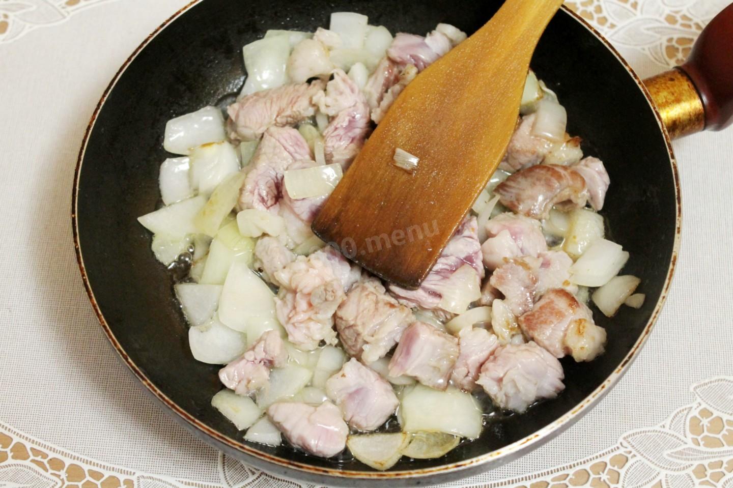 Шаг 4 приготовления Овощи с мясом в горшочках