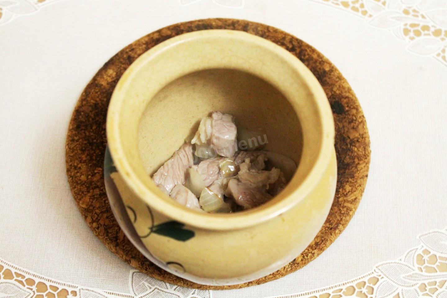 Шаг 5 приготовления Овощи с мясом в горшочках