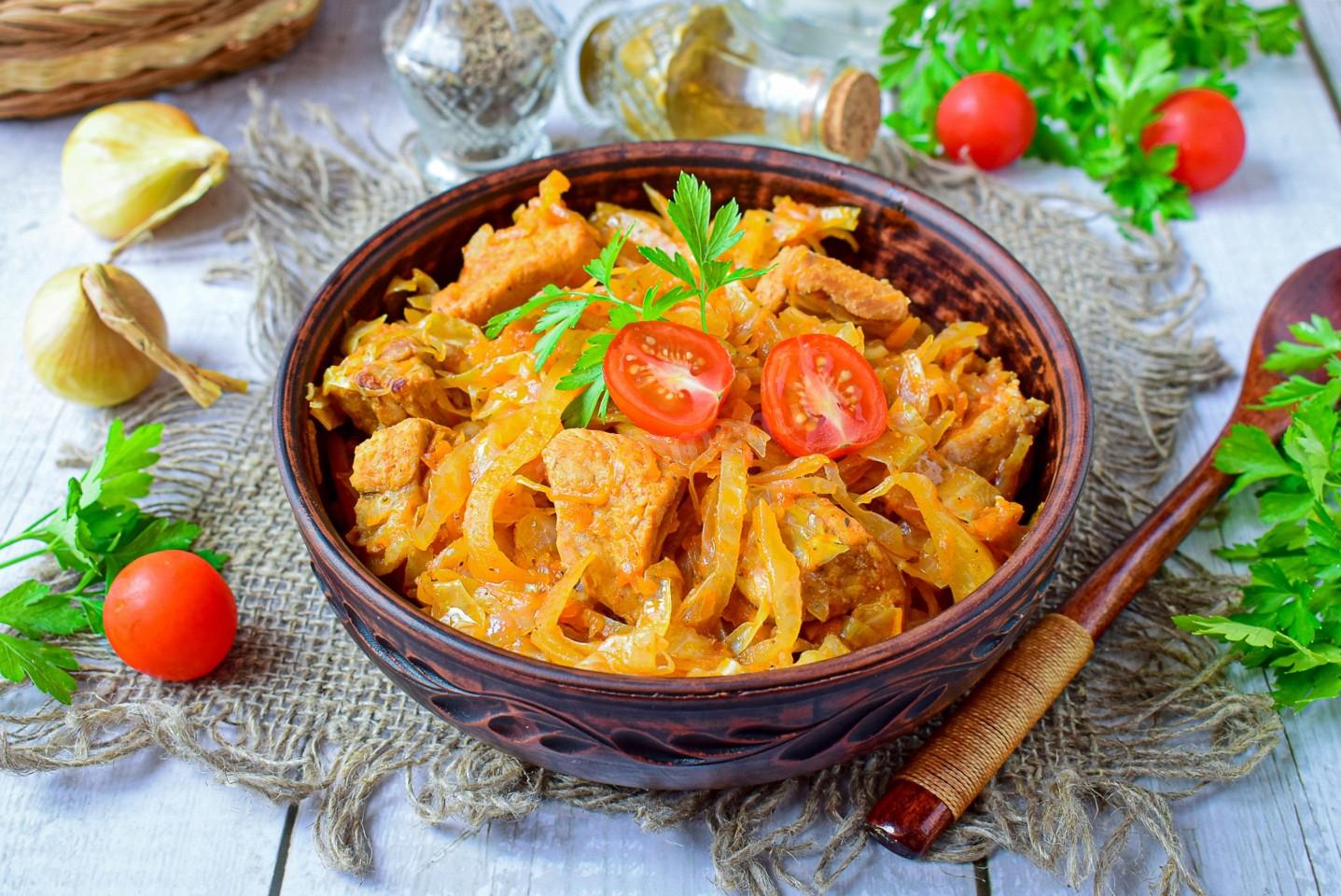 Обложка рецепта Тушеная капуста с мясом в мультиварке