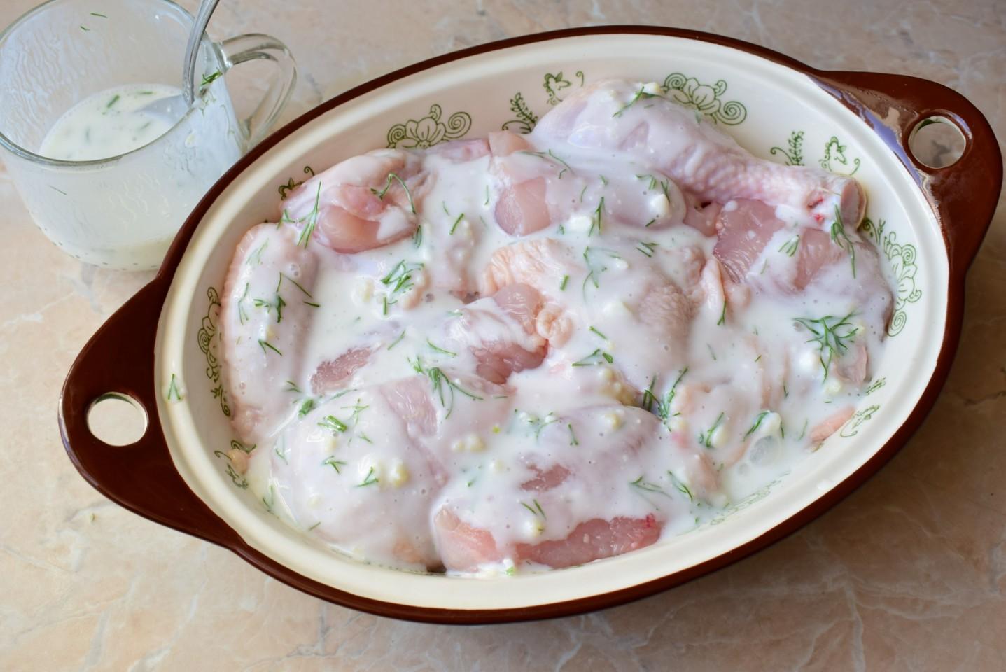 Шаг 5 приготовления Курица под шубой в духовке с картошкой и грибами
