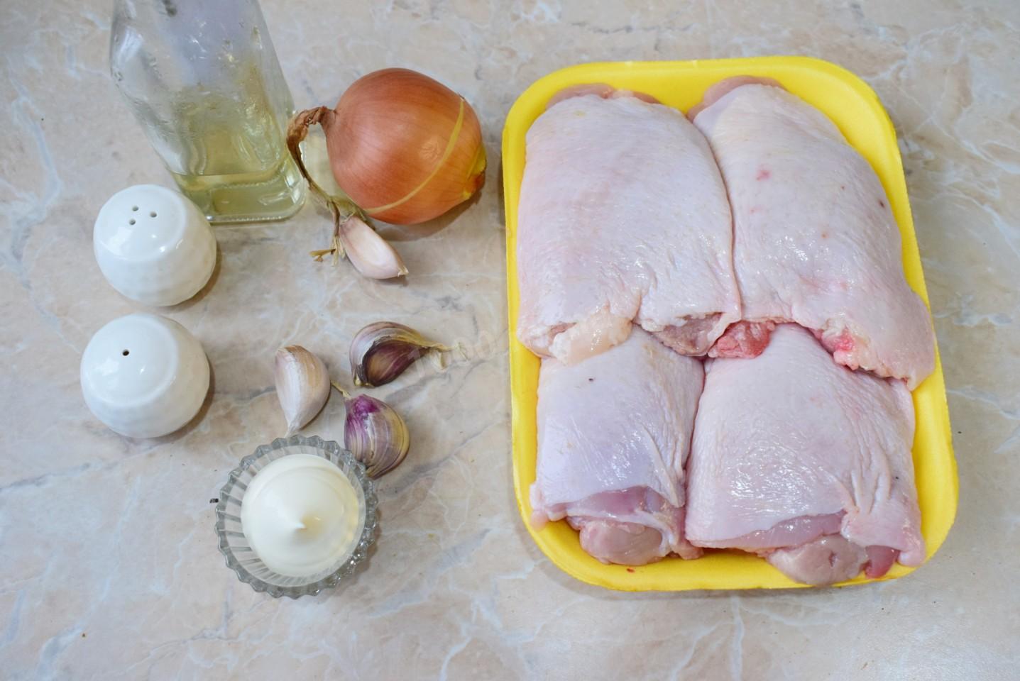 Шаг 1 приготовления Куриные бедра в майонезе с чесноком в духовке