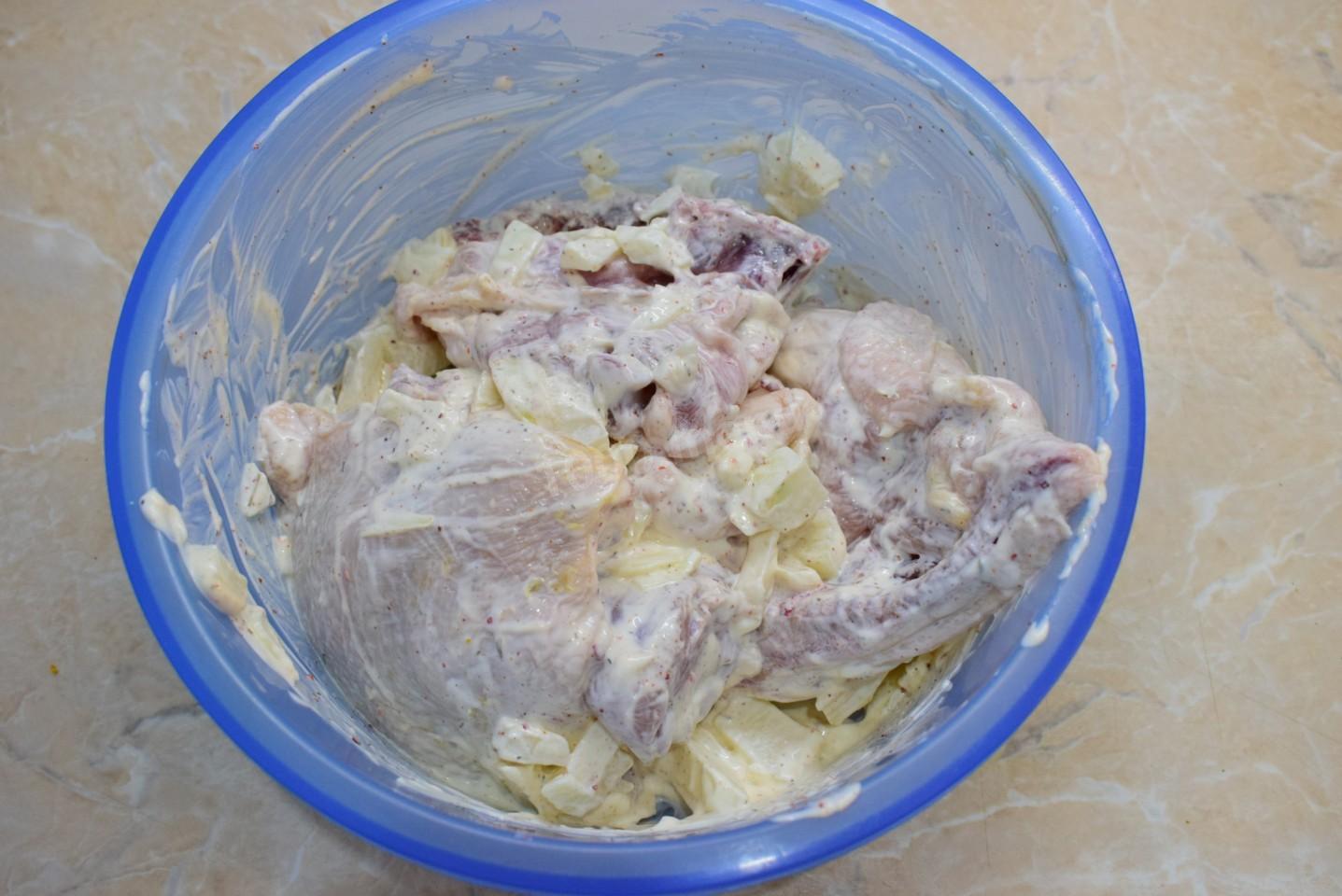 Шаг 3 приготовления Куриные бедра в майонезе с чесноком в духовке