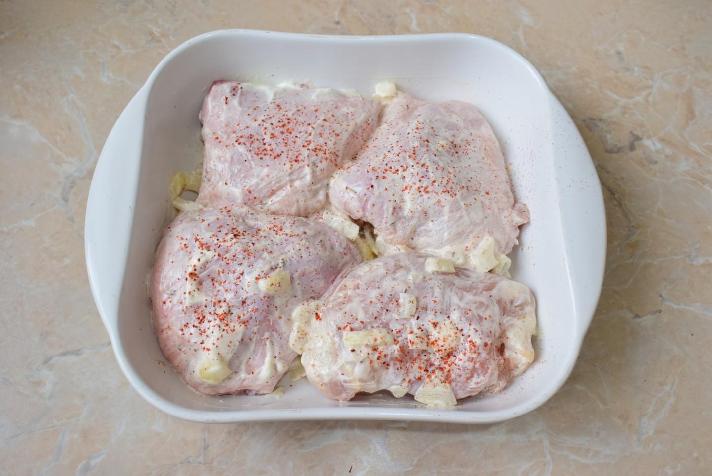 Шаг 4 приготовления Куриные бедра в майонезе с чесноком в духовке