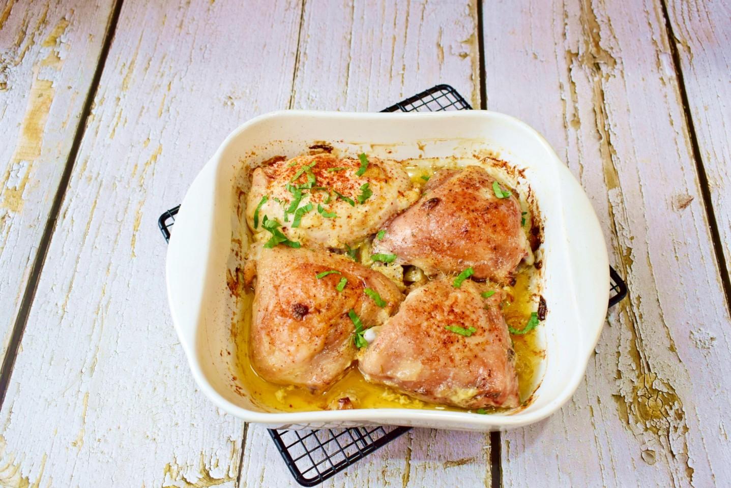Шаг 5 приготовления Куриные бедра в майонезе с чесноком в духовке