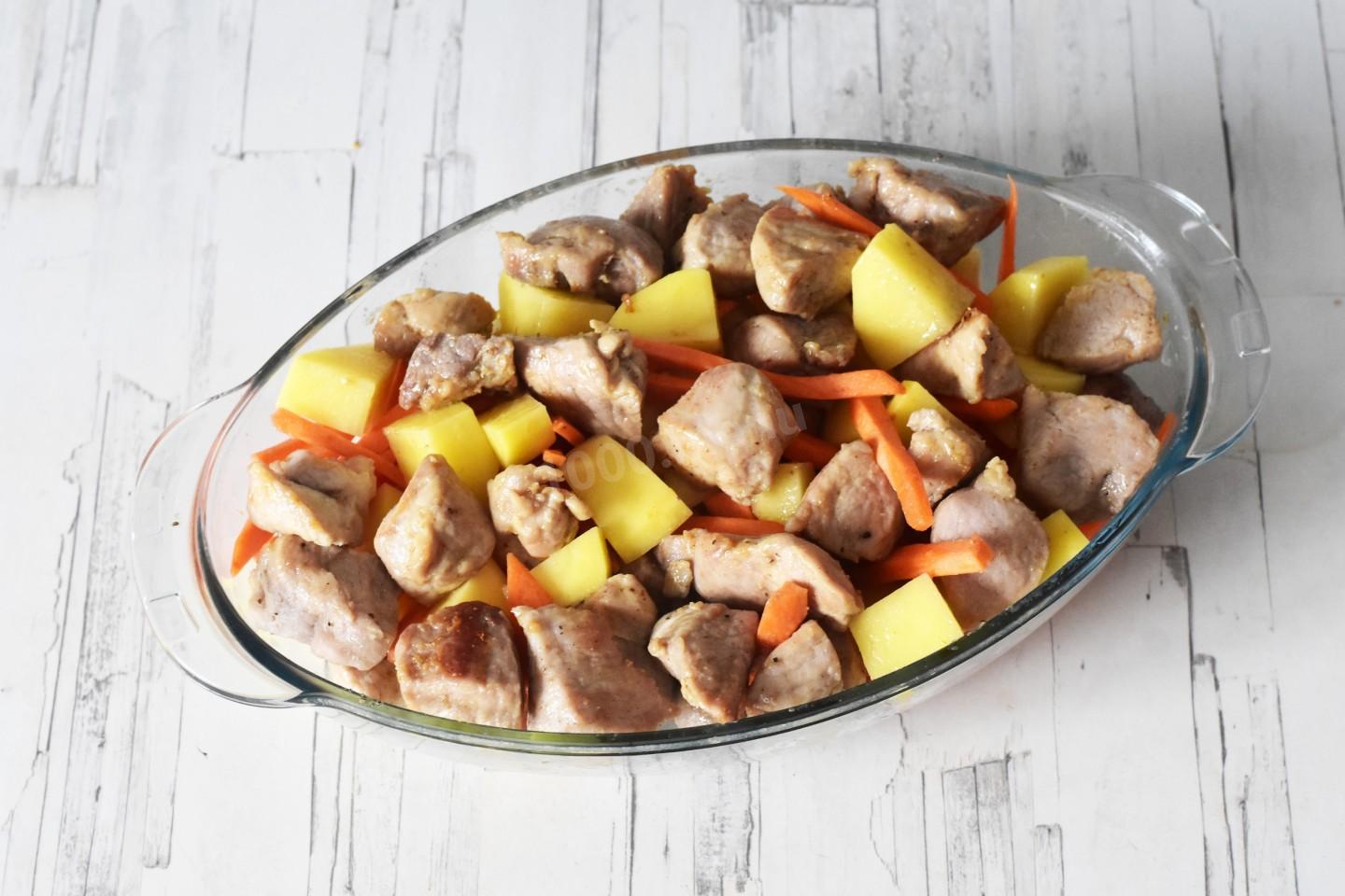 Шаг 10 приготовления Картошка с мясом в утятнице тушеная в духовке