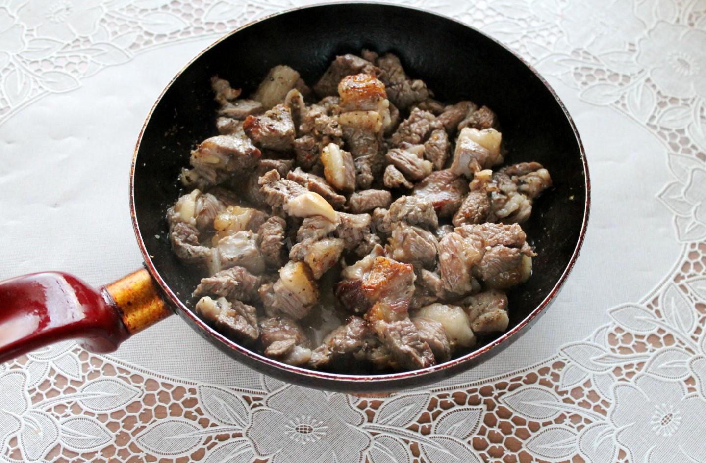 Шаг 7 приготовления Баранина жареная на сковороде