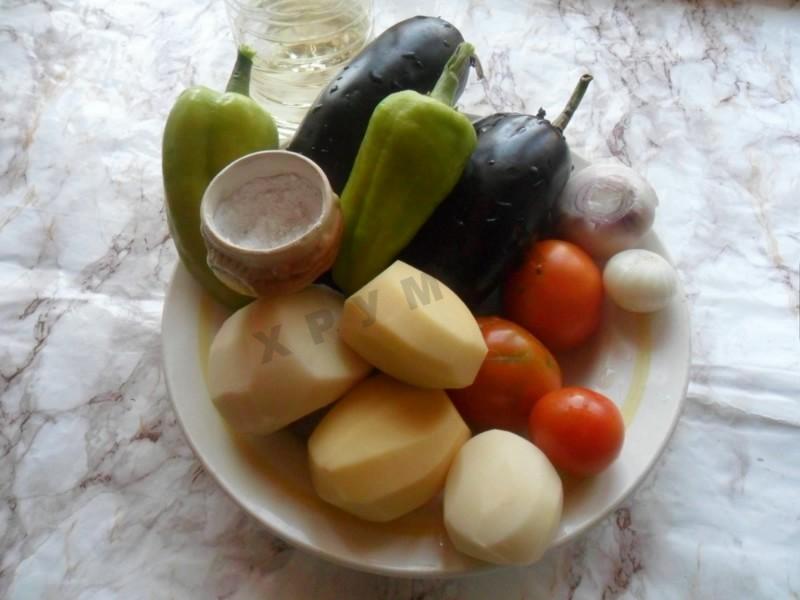 Шаг 1 приготовления Тушеные баклажаны с картошкой