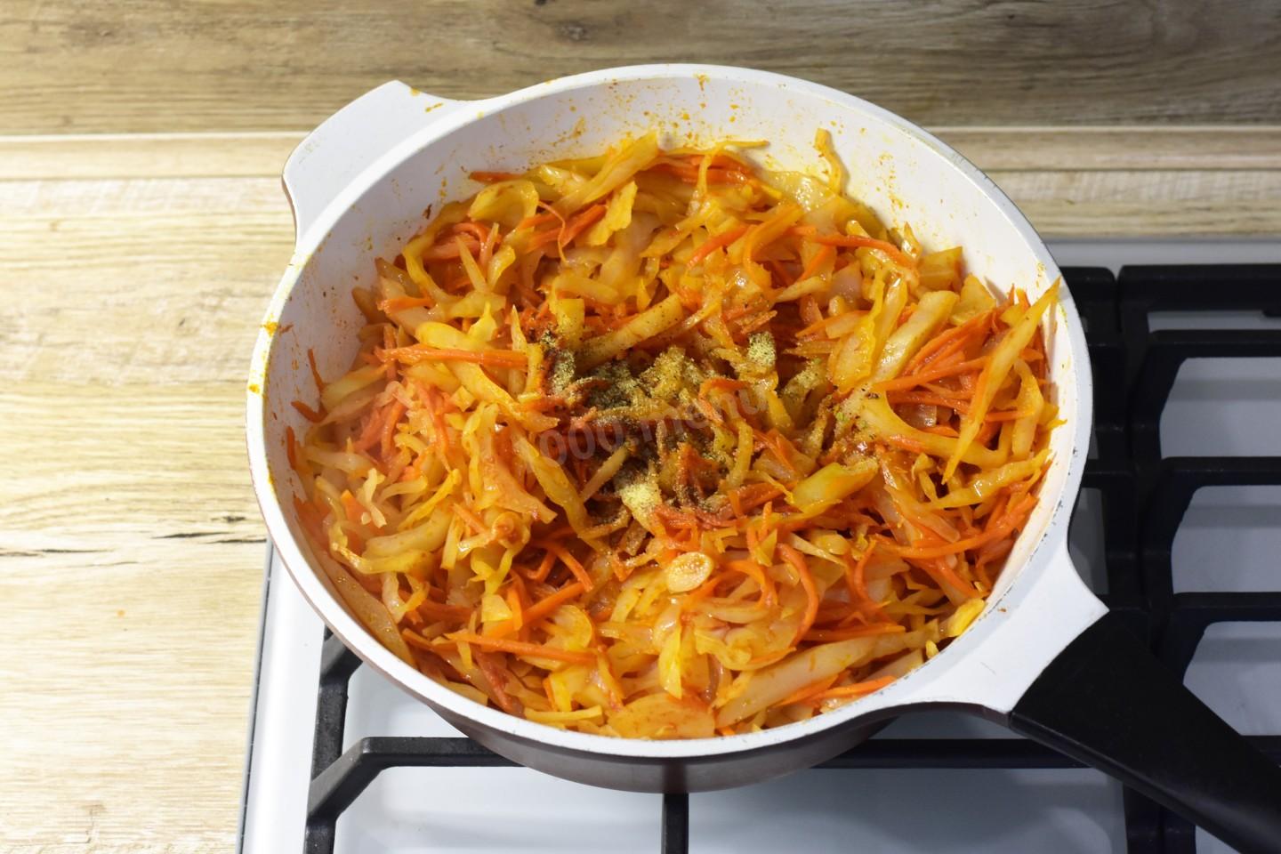 Шаг 11 приготовления Кальмары с капустой тушеные