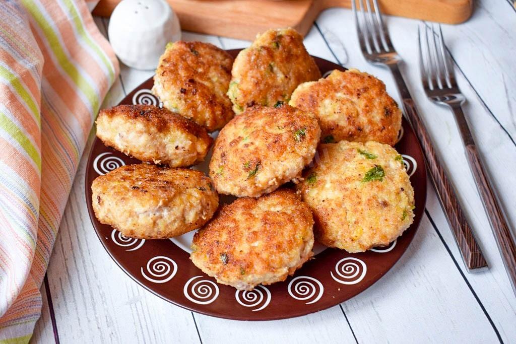 Обложка рецепта Куриные котлеты с зеленью