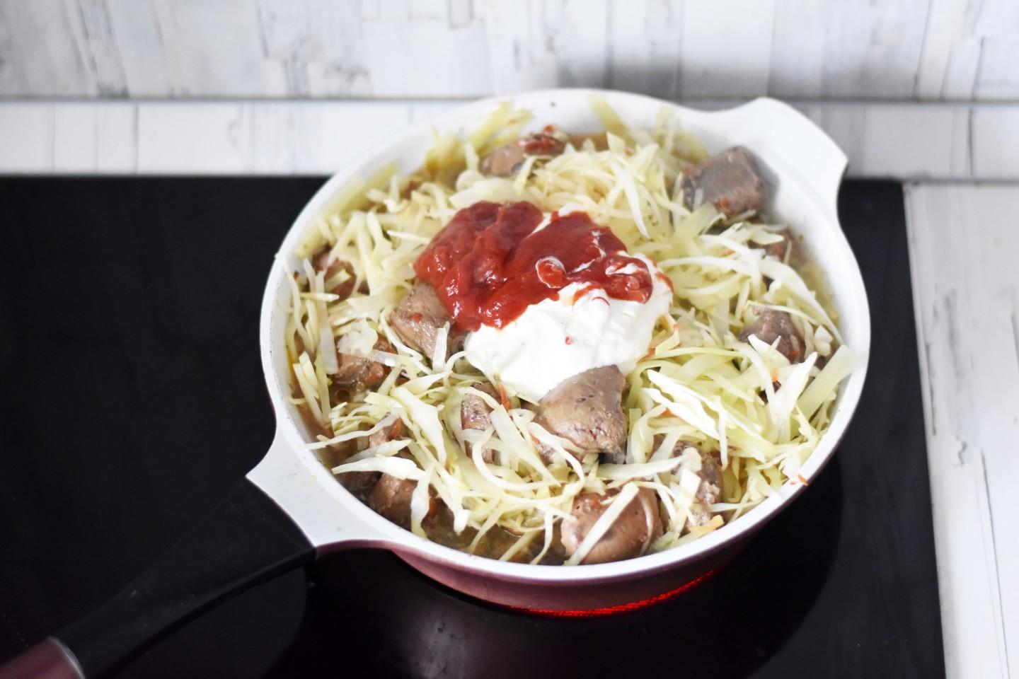 Шаг 11 приготовления Печень тушеная с капустой