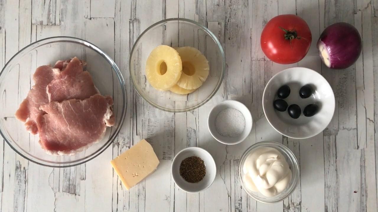 Шаг 1 приготовления Свинина с ананасом и сыром в духовке запеченная