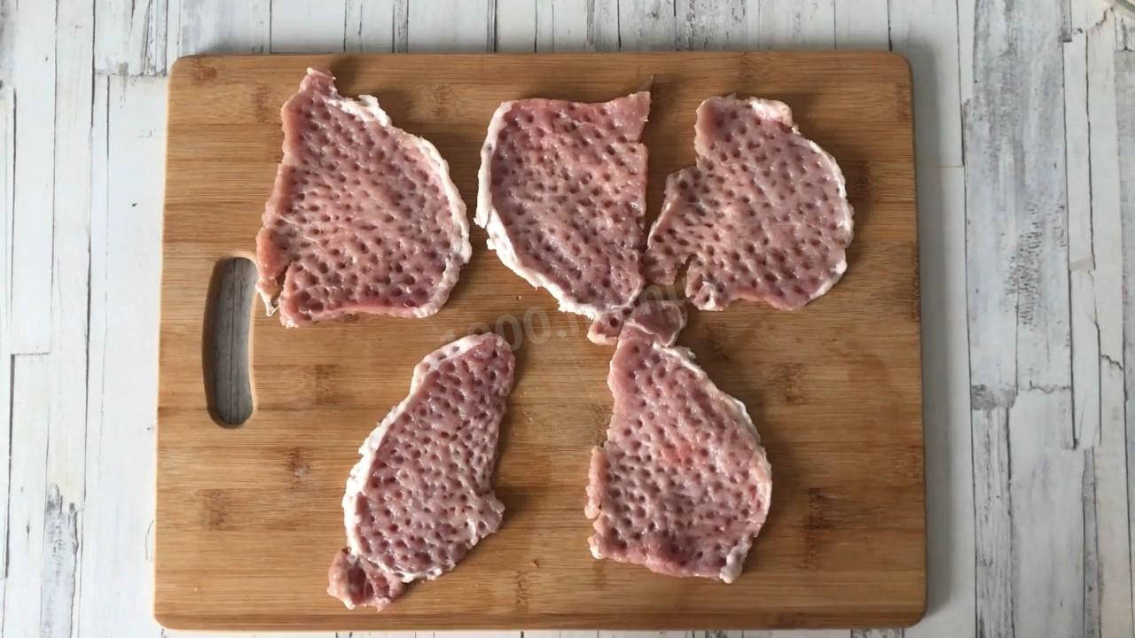 Шаг 3 приготовления Свинина с ананасом и сыром в духовке запеченная