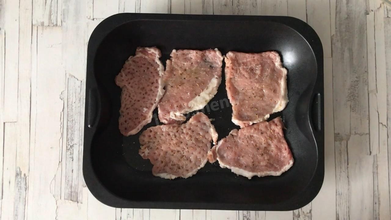 Шаг 5 приготовления Свинина с ананасом и сыром в духовке запеченная