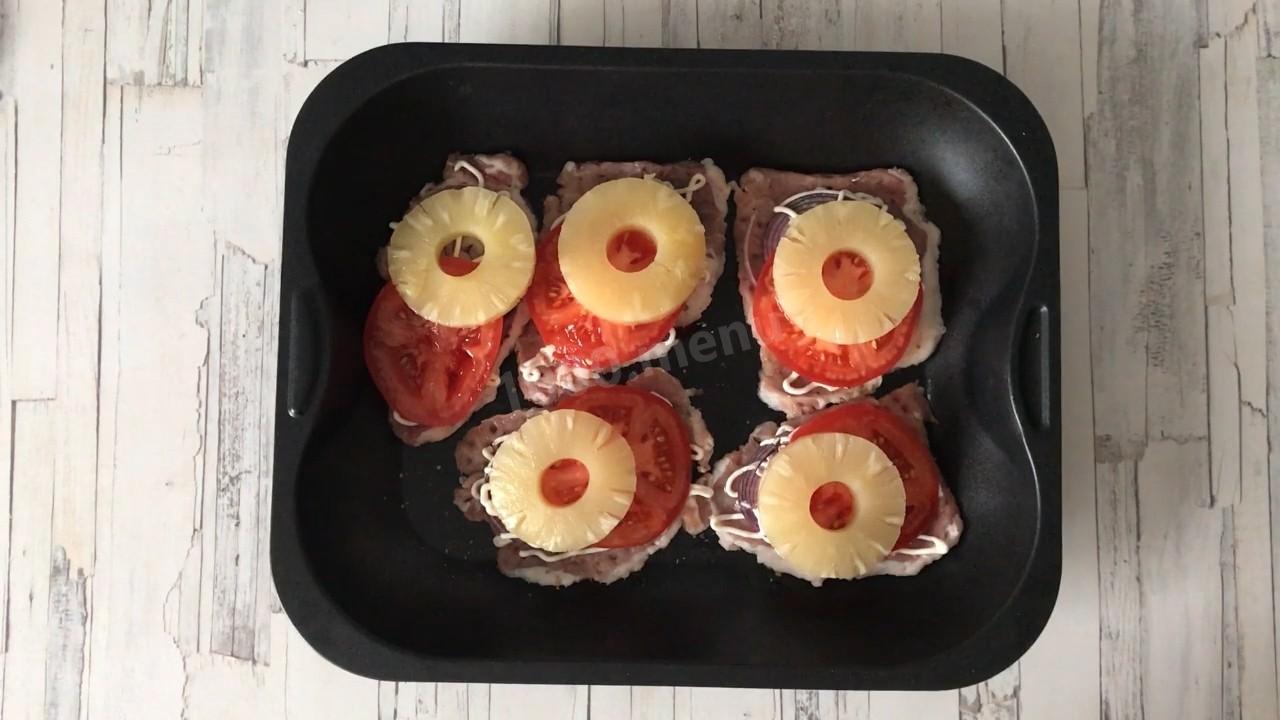 Шаг 7 приготовления Свинина с ананасом и сыром в духовке запеченная