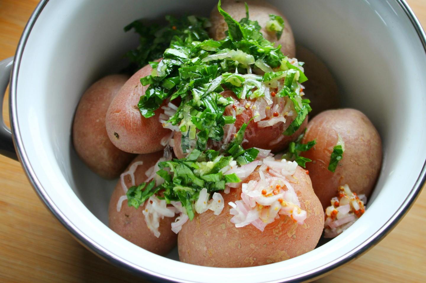 Шаг 6 приготовления Молодая картошка в мундире с чесноком и травами