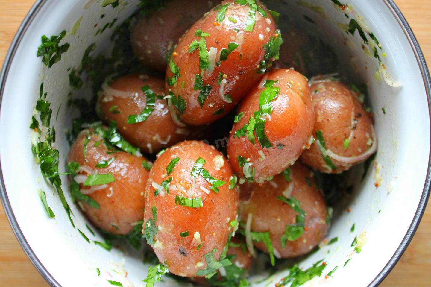 Шаг 7 приготовления Молодая картошка в мундире с чесноком и травами