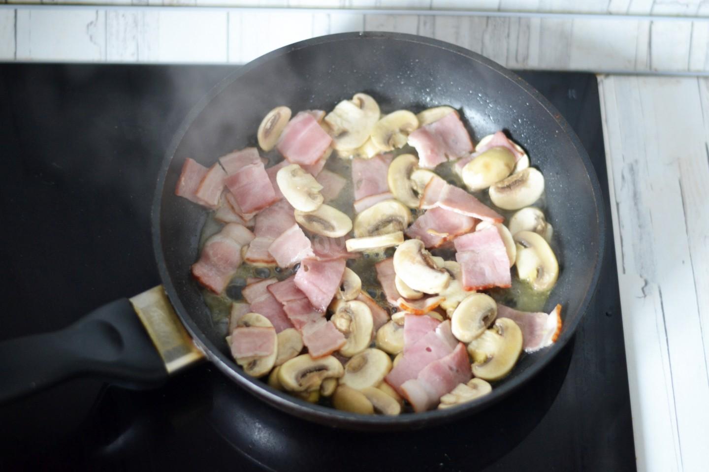 Шаг 7 приготовления Картошка с сыром и беконом в духовке по швейцарски