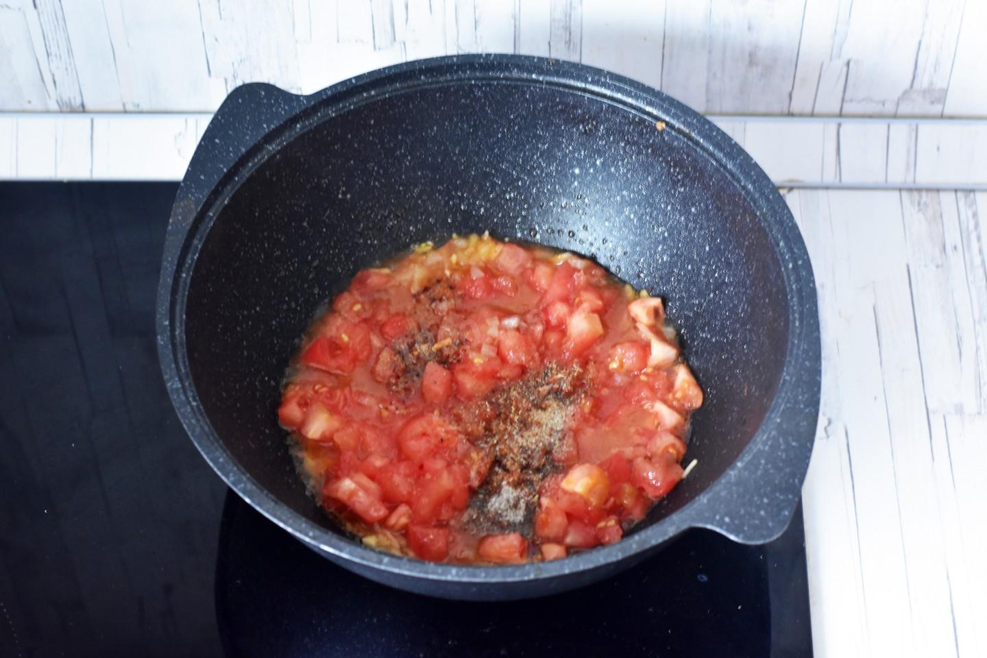 Шаг 11 приготовления Овощное рагу с кабачками в казане на плите