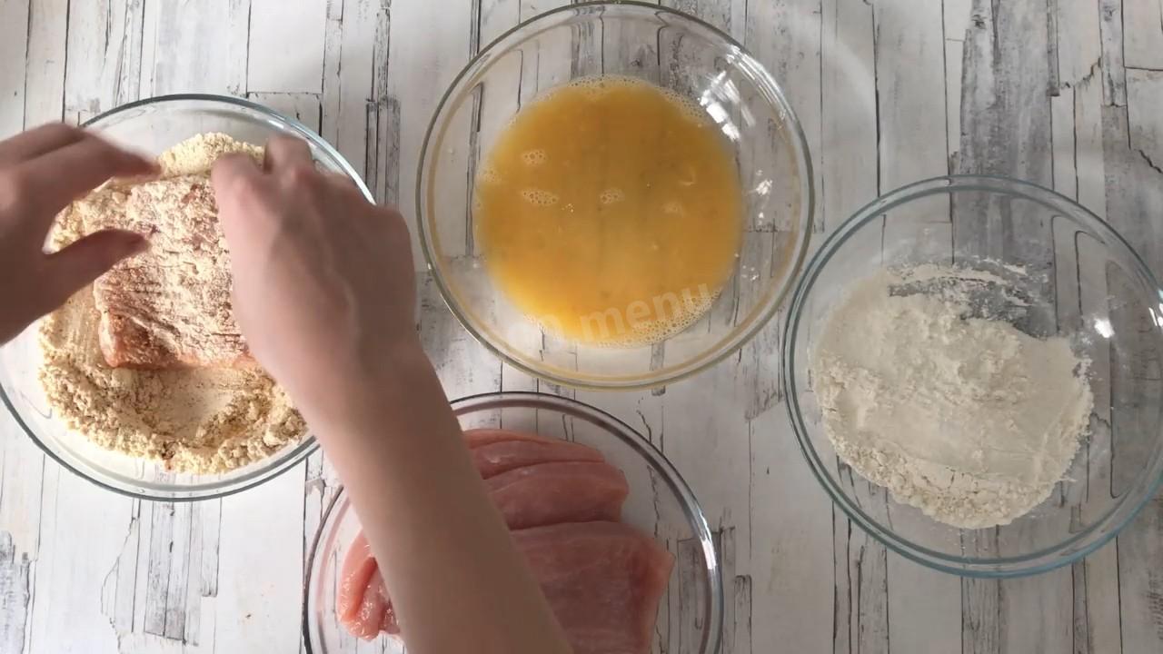 Шаг 8 приготовления Шницель из индейки на сковороде