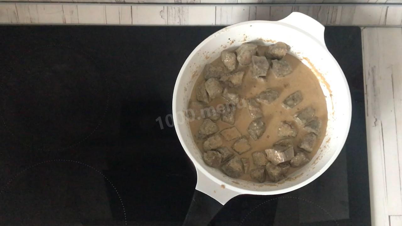 Шаг 8 приготовления Печень в сливочном соусе