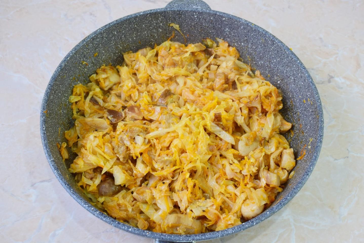 Шаг 9 приготовления Свежая тушеная капуста с грибами