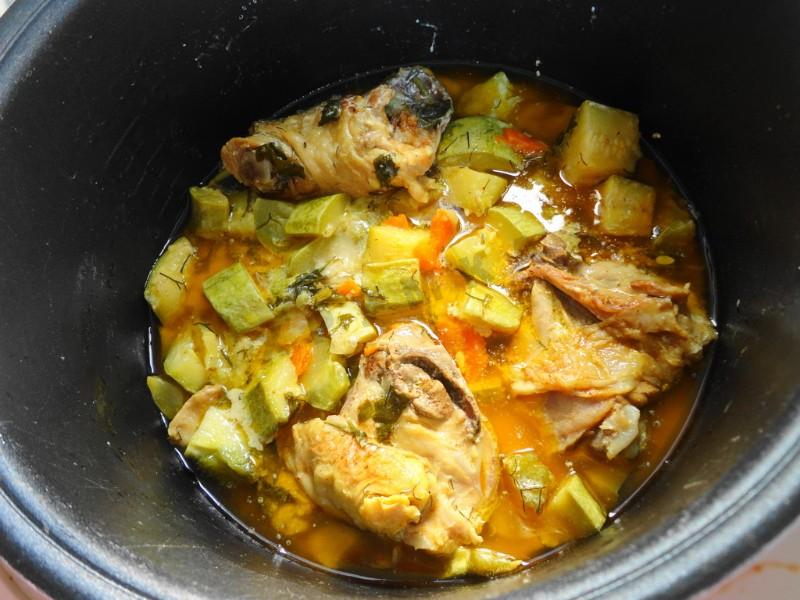Шаг 10 приготовления Курица с кабачками в мультиварке
