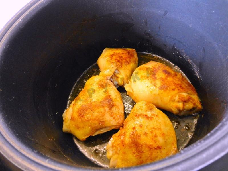 Шаг 5 приготовления Курица с кабачками в мультиварке