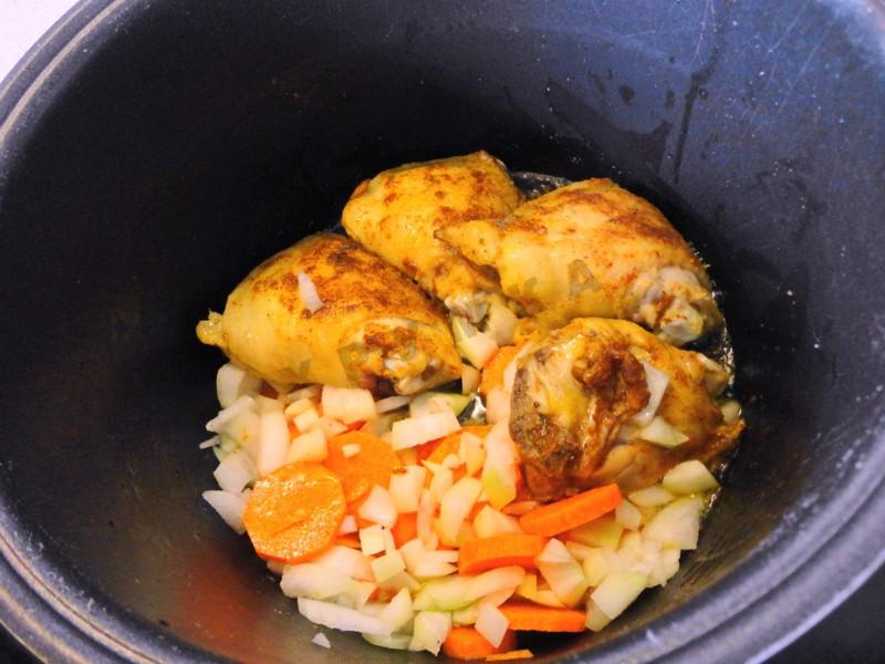 Шаг 6 приготовления Курица с кабачками в мультиварке