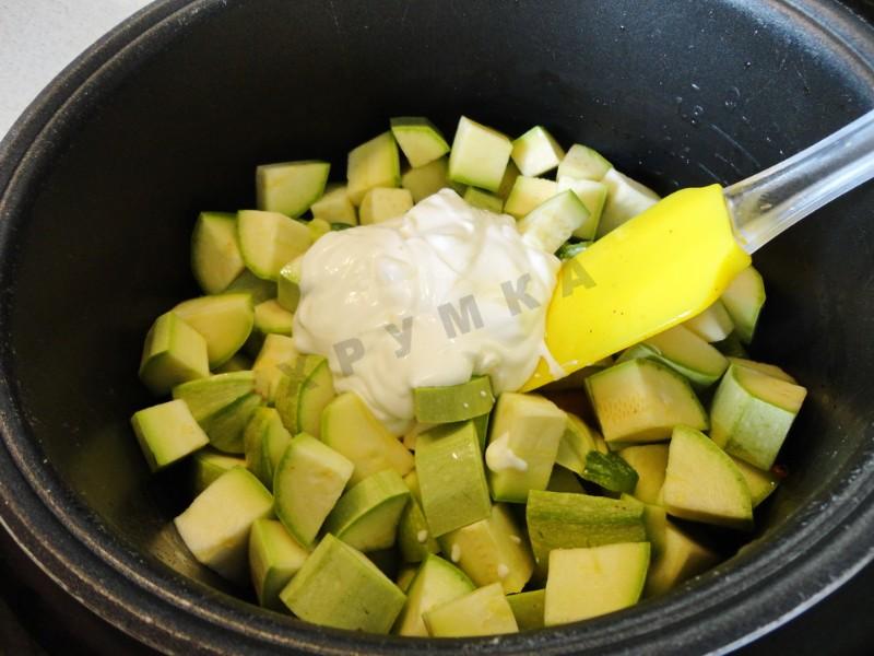Шаг 8 приготовления Курица с кабачками в мультиварке