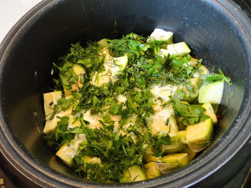 Шаг 9 приготовления Курица с кабачками в мультиварке