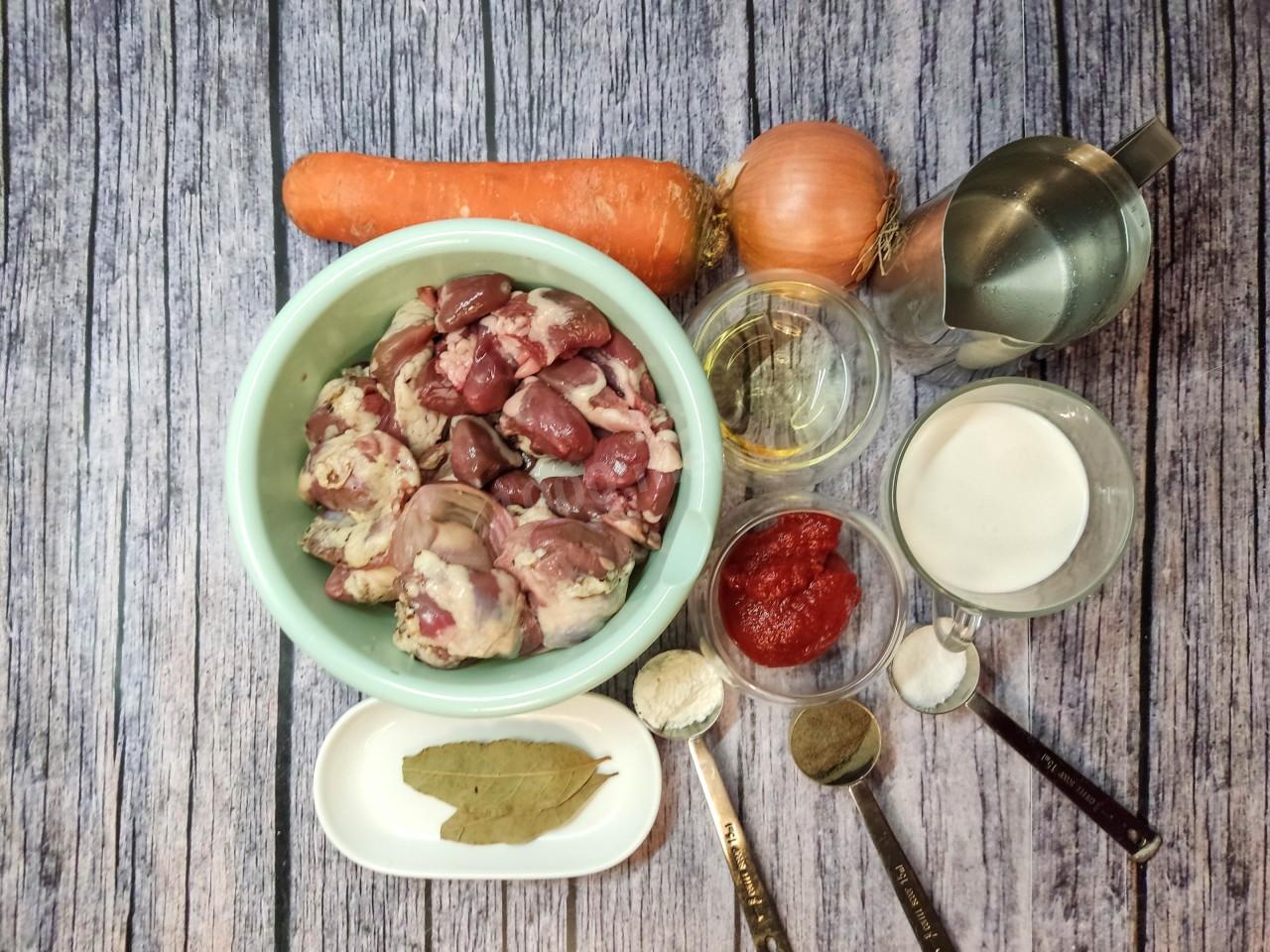 Шаг 1 приготовления Куриные сердечки в сливках на сковороде